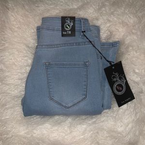 {SOLD} fashion nova lightwash ripped jeans